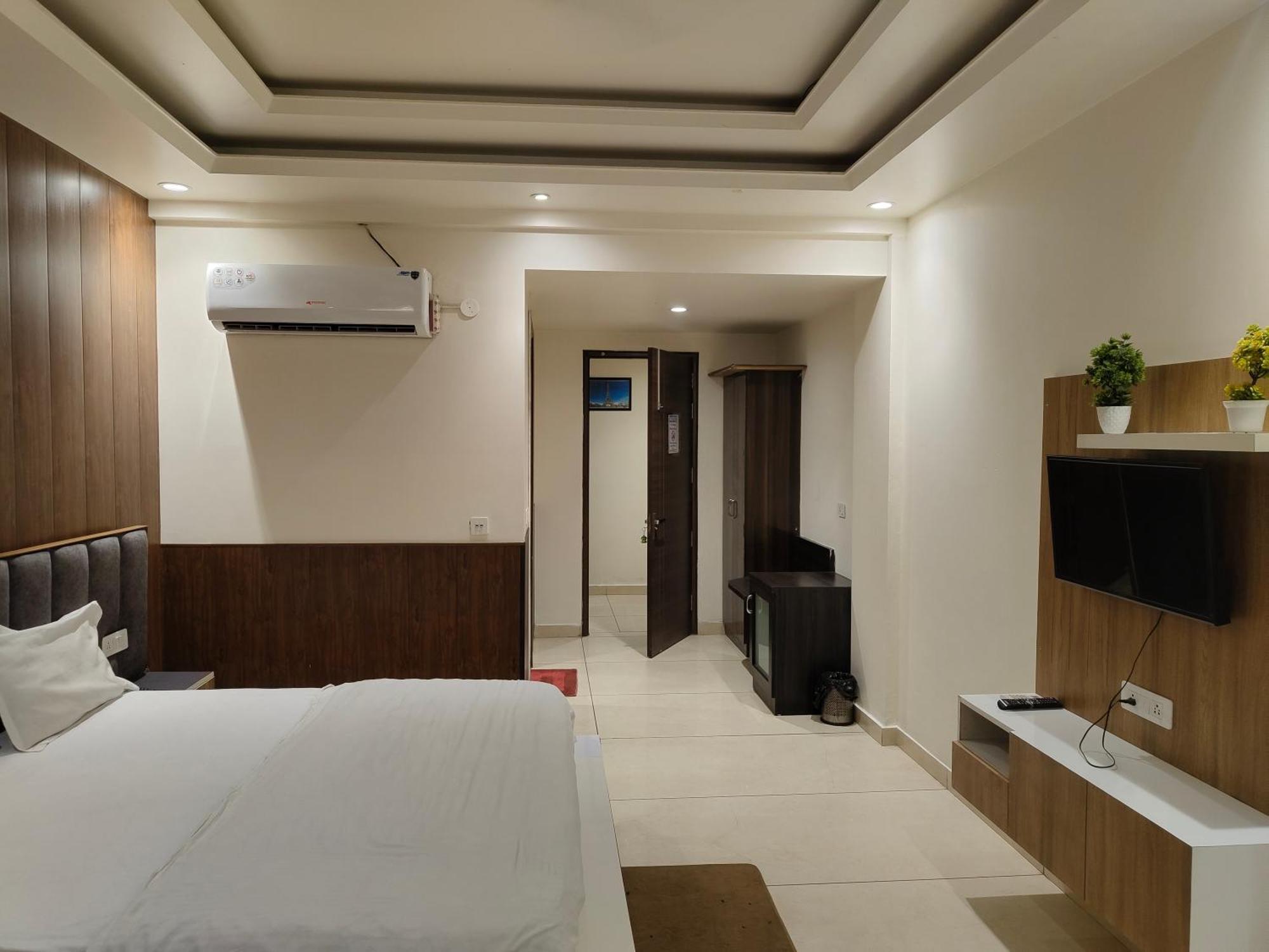 Hotel Skylark & Banquet Palwal Exterior foto